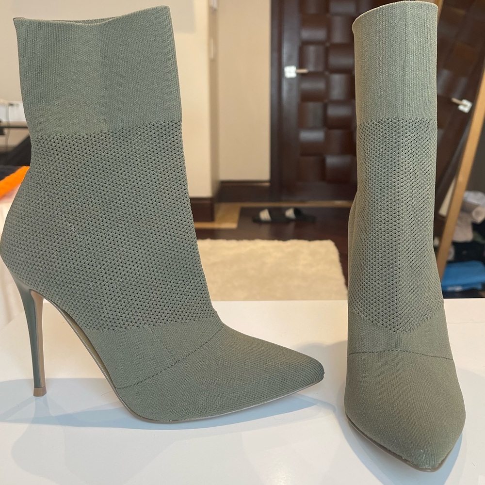 Steve Madden Olive Green- Dolan Olive heeled boots in absolute perfect condition